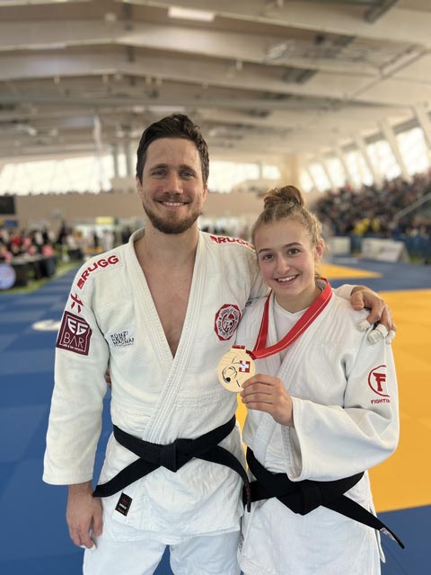 Die strahlende Schweizer Meisterin Eileen Probst mit Coach Ciril Grossklaus vom JJJC Brugg. Foto: zVg