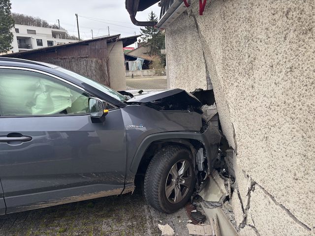 Umiken: Auf Flucht vor Polizei verunfallt