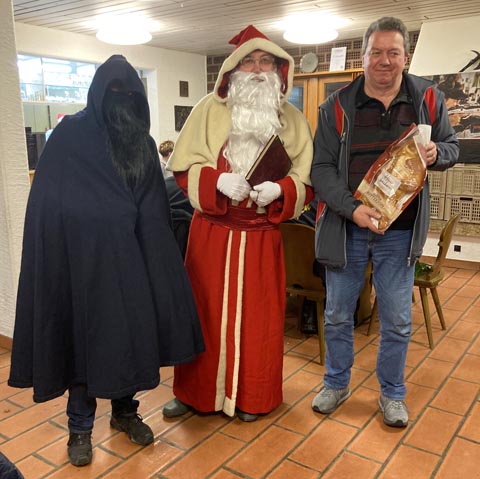 Samichlaus und Schmutzli mit «Festsieger» Erhard Welte. Foto: zVg