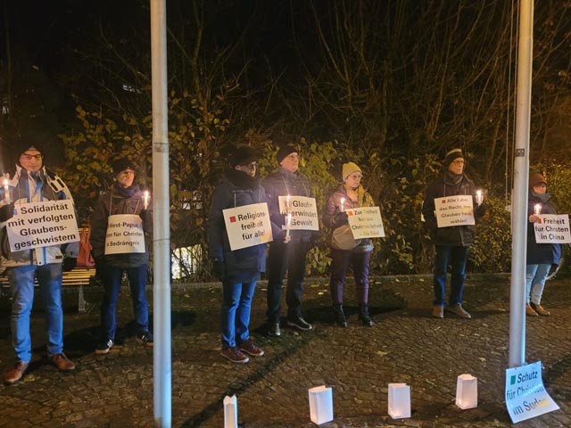 Leuchtender Einsatz für Glaubensfreiheit: Eine halbe Stunde lang standen die Teilnehmenden still für Glaubensfreiheit auf dem Bahnhofplatz in Frick. Foto: csi