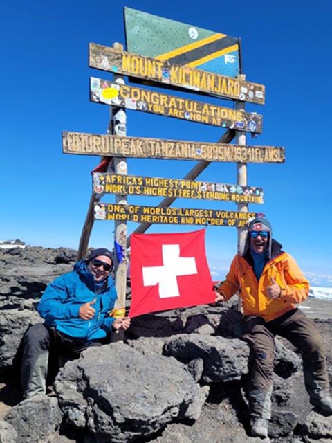 Albert Merkofer (links) und Adrian Mahrer auf dem Kilimandscharo. Foto: zVg