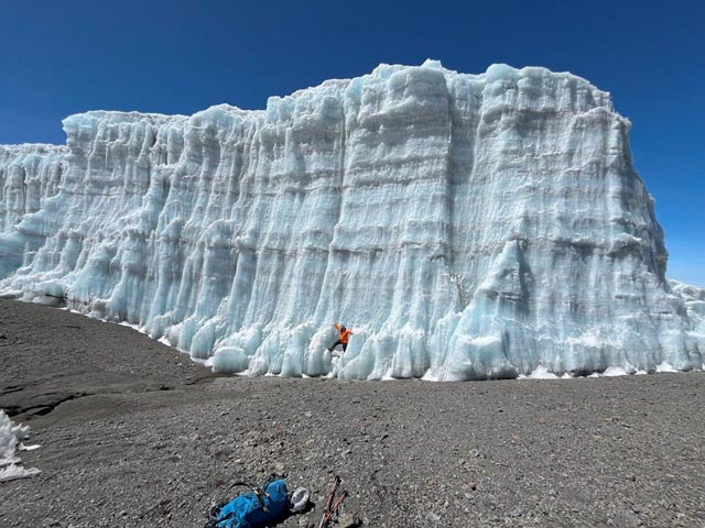 Adrian Mahrer vor der 30 m hohen Gletscherwand. Foto: zVg