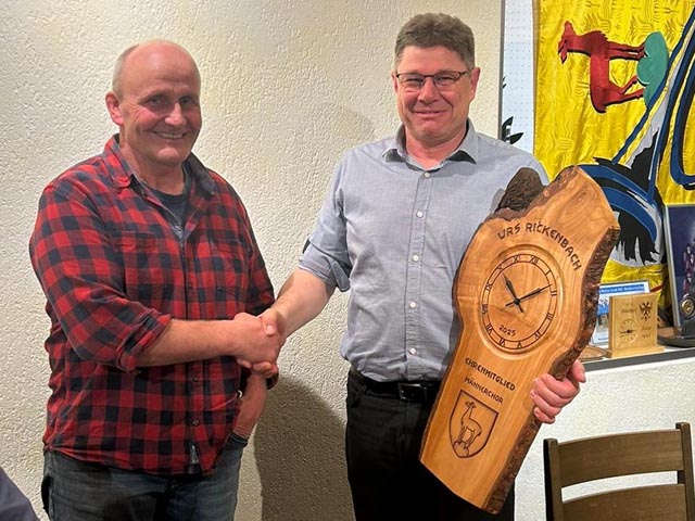 Der Präsident Martin Schmid gratuliert dem neuen Ehrenmitglied Urs Rickenbach und dankt ihm für seinen langjährigen Einsatz für den Verein. Foto: zVg