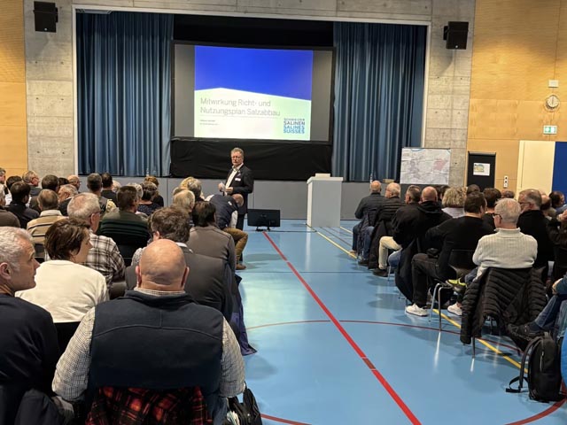Dr. Urs Hofmeier, Geschäftsführer der Schweizer Salinen, betonte vor rund 150 Zuhörenden den Auftrag, die ganze Schweiz zuverlässig, nachhaltig und solidarisch mit Salz zu versorgen. Foto: zVg