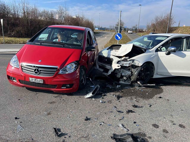 Oberentfelden: Frontal-seitliche Kollision verläuft glimpflich