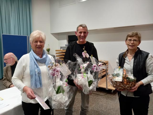 Die Geehrten (von links): Margrith Stäuble (20 Jahre), Philipp de Bona (20 Jahre) und Elisabeth Bohren (40 Jahre). Foto: zVg