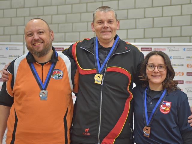 Die Elite-Medaillengewinner mit der Pistole 10 m: Bernhard Kayser (2./links), Sieger Dieter Grossen und Bronzegewinnerin Lara Furrer. Foto: wr