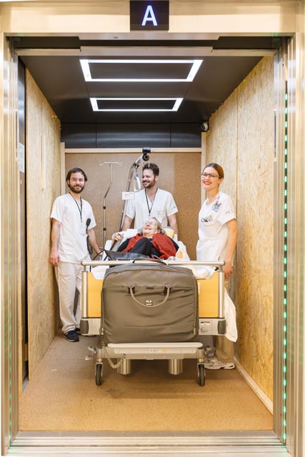 Die erste Patientin auf dem Weg in den Neubau. Foto: zVg