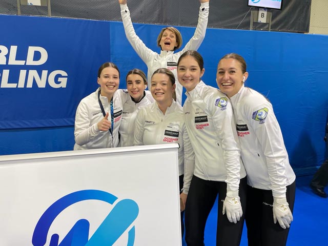 An der WM der Juniorinnen 2024 in Finnland, wo Manuela Netzer-Kormann ebenfalls als Nationalcoach dabei war. Auch dieses Team wurde Weltmeisterinnen. Foto: zVg