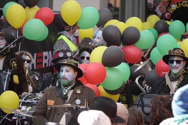 Im Ballonzauber – Die Roli Guggers aus Laufenburg feiern den 50. Geburtstag. Foto: Peter Schütz 