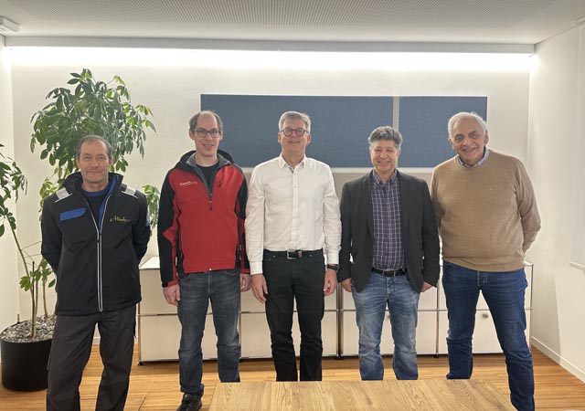 Freuen sich über den gelungenen Umbau: Rolf Steger (Mösch AG, Gipf-Oberfrick), Remo Husner (Rickenbach Elektro, Gipf-Oberfrick), Bankleiter Marc Jäger und die Architekten Antonio Quaresima und Reto Miloni. Foto: Sonja Fasler