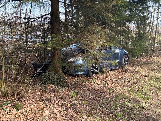 Oberentfelden: Mit Auto gegen Baum geprallt
