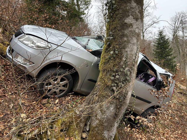 Ueken: Auto demoliert im Wald gefunden