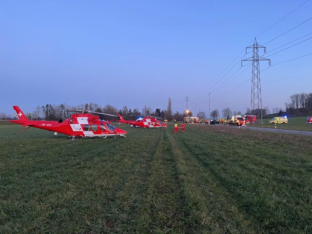 Waltenschwil: Kollision im Kreuzungsbereich fordert zwei Schwerverletzte 