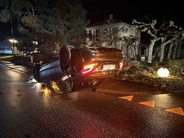 Kirchdorf: PW prallt heftig in Gartenzaun