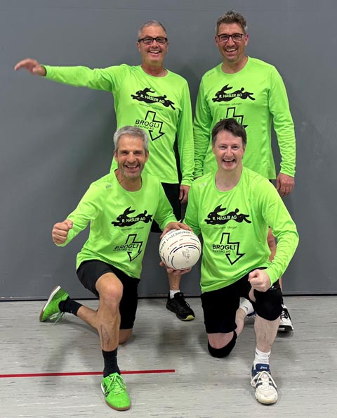 Die Männerriege Schupfart 2 mit Roger Leubin, Patrick Fluck, Joe Hochstrasser, Patrick Hasler nach dem Aufstieg (Ruedi Schlienger fehlt auf dem Bild). Foto: zVg