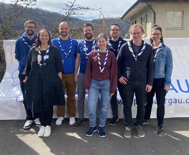 Der Vorstand der Pfadi Aargau bestehend aus Kay Hochuli v/o Platon, Lea Kalt v/o Simba, Samuel Chariatte v/o Heat, Joel Frey v/o Prusik (Präsident), Patricia Zehnder v/o Solero, Severin Bodmer v/o Groove, Gian Guyer v/o Nil und Seline Keller v/o Lowana (v.l.n.r.). Nicht an der Delegiertenversammlung teilnehmen konnte die Vizepräsidentin Delia Schwendener v/o Galendula. Foto: zVg