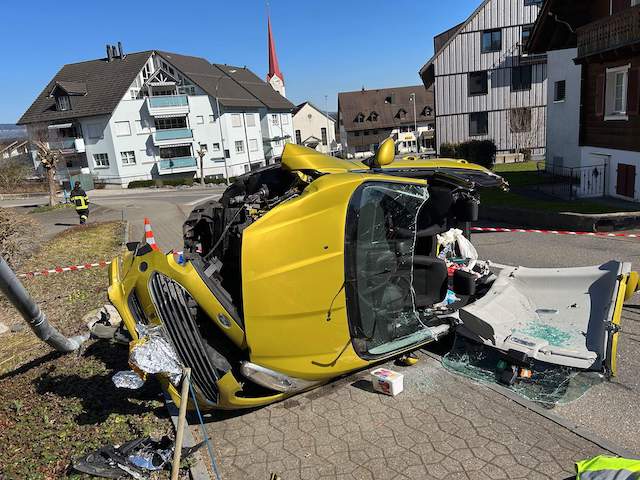 Mühlau: Gegen Strassenlampe geprallt