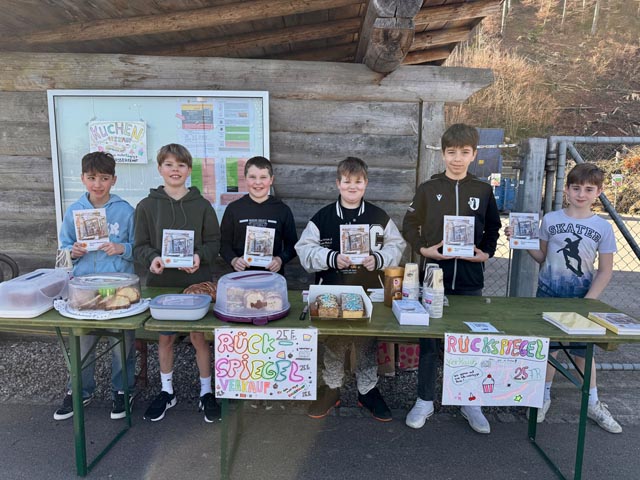 Schüler verkaufen den druckfrischen Rückspiegel 2024 vor dem Entsorgungsplatz Boll. Foto: Urs Müller