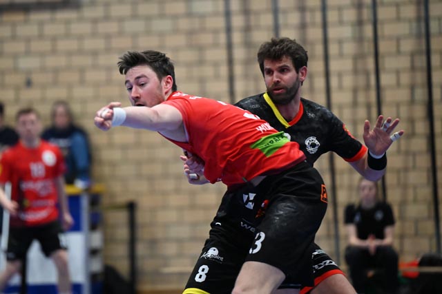 Maurice Meier gegen den Österreicher Konrad Wurst, der mit sieben Treffern, die meisten Tore für Fides erzielte. Foto: Christine Steck