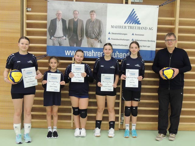 Simon Mahrer von Mahrer Treuhand (rechts) überreichte die Auszeichnungen an die Spielerinnen von Volley Möhlin, die am häufigsten im Training dabei waren (von links): Maja Magolan, Amra Frangu, Mia Pavlovic, Angelina Pavlovic, Thea Frey. Foto: Jeanne Frey