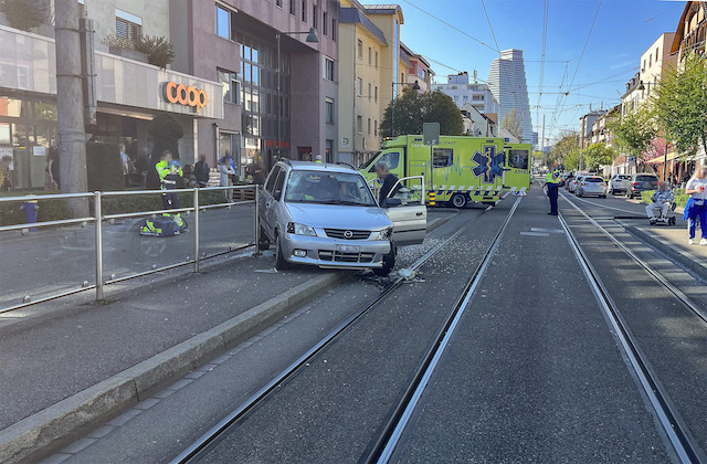Birsfelden BL: Kollision zwischen Personenwagen und Fussgänger – Polizei sucht Zeugen
