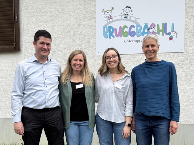 Von links: Patrick Hüsser, Geschäftsführer VAOF, Isabelle Heini und Sarah Böhi, Co-Leitung Kita Bruggbächli, Eva Schütz, Vize-Präsidentin VAOF. Foto: zVg