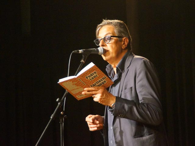 Pedro Lenz brachte den Alltag als Sprachsound auf die Bühne des Steinli­Chällers. Foto: zVg