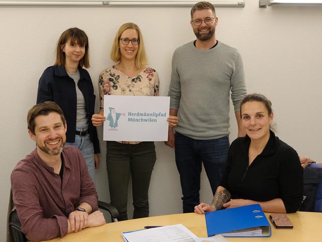 Das Team, das den Herdmännlipfad plant (von links): Daniel Güntert, Livia Hunziker, Nicole Schmid, Benjamin Winter und Jasmin De Vita. Foto Peter Schütz