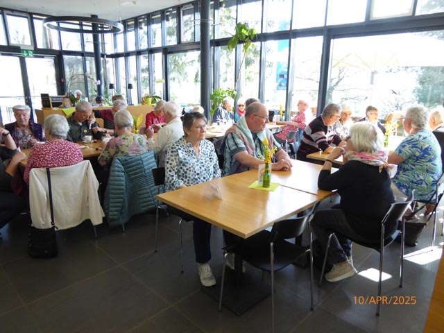 Kuchen und Getränke in geselliger Runde. Foto: zVg