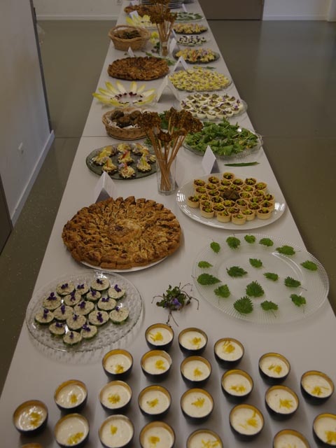 Das Buffet mit Wildkräutern
