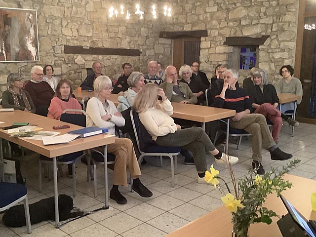 Ein Teil der Besucher:innen in der Pfarrscheune Magden. Foto: zVg