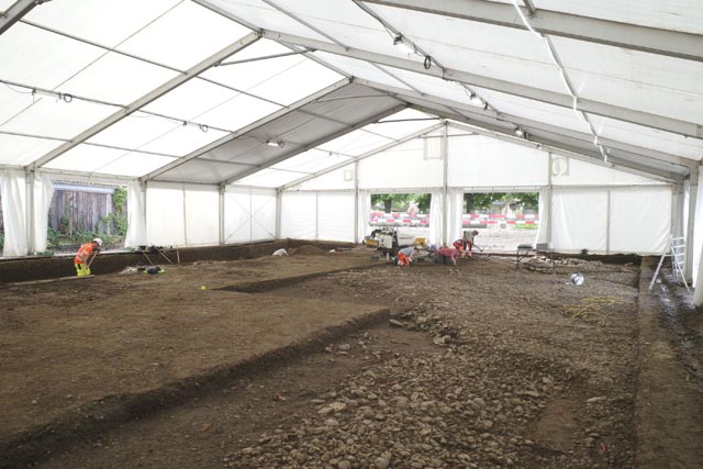 Die rund 1800 Quadratmeter grosse Grabungsfläche war grösstenteils durch ein grosses Zelt geschützt. Dies ermöglichte Grabungsarbeiten auch im Winter. Foto: © Kanton Aargau