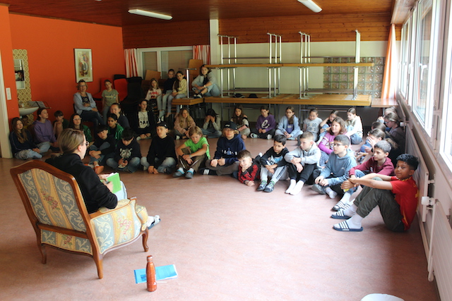 Die Kinder hören die Geschichte von Ronja Räubertochter