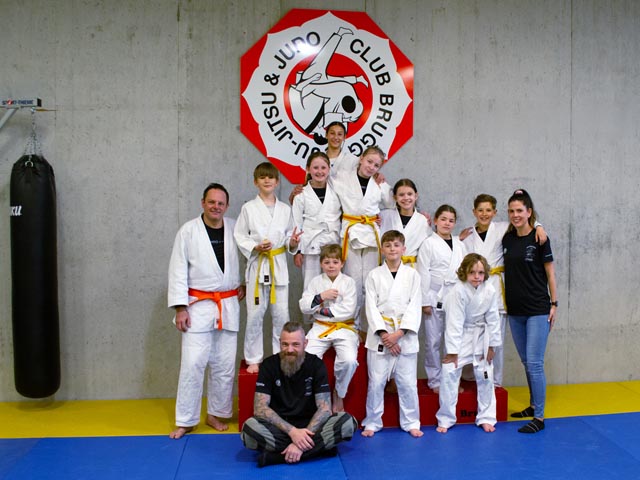 Die Fricker Jiukas mit ihren Trainern Marc Hassler und Daniela Rohrer. Foto: zVg