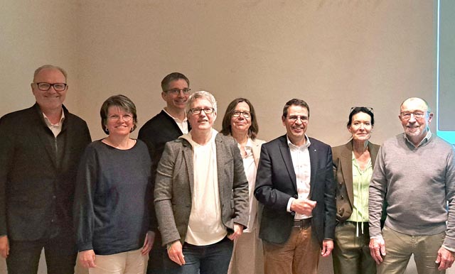 Der neue Vorstand der GLP Fricktal mit Exekutiv-Kandidatin Erika Kuster aus Frick und Nationalrat Matthias Jauslin von links: Michael Buik, Erika Kuster, Jon Forrer, Françoise Moser, Martina Stricker, Matthias Jauslin, Béa Bieber, Christian Müller. Foto: zVg