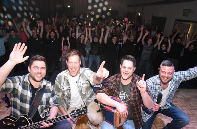 Ein Mini-Festival nur für die freiwilligen Helferinnen und Helfer. Foto: Tony Fischer