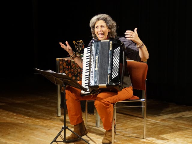 Einladung zum Mitdenken und Mitsingen: Olga Tucek nimmt das Publikum mit in ihre Musik und Gedanken darüber, was die Welt bewegt und wo denn Gott wirklich hockt. Foto: zVg