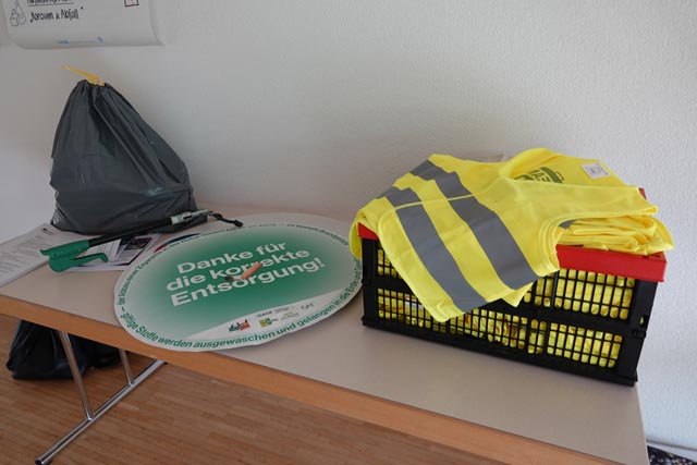 Warnwesten werden zum Sauberkeitstag ausgeliehen. Foto: Peter Schütz