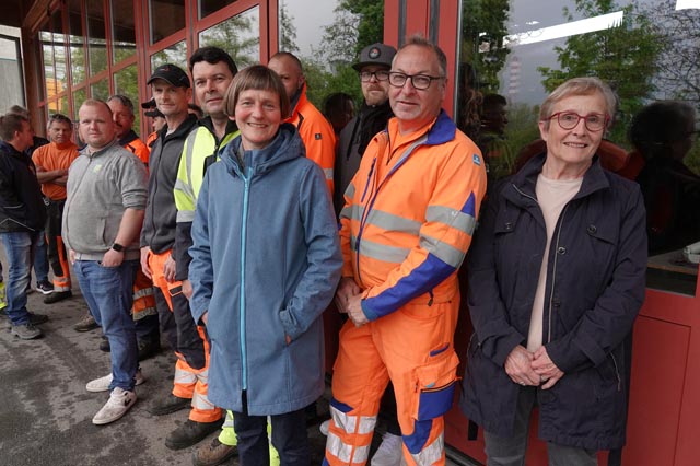Werkhofmitarbeitende mit Remo Kämpfer (gelb-schwarze Jacke), Helene Bigler Brogli und Erika Abt von der Arbeitsgruppe Sauberer Lebensraum. Foto: Peter Schütz