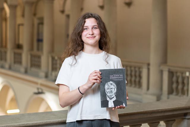  Berenike Weickgenannt mit ihrem Skizzenbuch. Foto: zVg