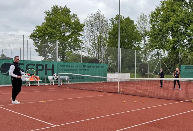 Tennislehrer Marcel Locher von der Tennisschule Baumann & Locher und zwei Schnupperkursteilnehmerinnen beim Probetraining. Foto: Lilia Staiger