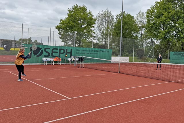 Nach dem Schnuppertraining am Vormittag spielen zwei Schnupperkursteilnehmerinnen weiter. Foto: Lilia Staiger