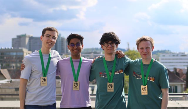 Gold (von links): Ruben Kastelic, Dhruv Sharma, Raphael Burgener und Lukas Müller. Foto: Biologie-Olympiade