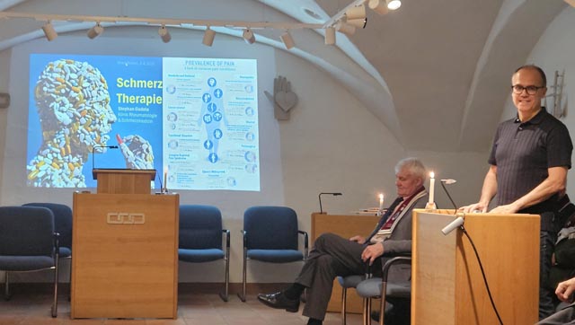 Der Referent Prof. Dr. med. Stephan Gadola (rechts) sowie Obermeister Jörg Schneider (links). Foto: Adrian Meier