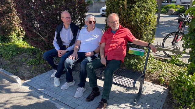 Von links: Lars Widmer (kath.Kirchgemeinde Möhlin), Richard Schmid (SfS -Projektleiter) und Markus Fäs (Gemeindeammann Möhlin) testen eines der neuen Plauderbänkli gleich selber. Foto: zVg