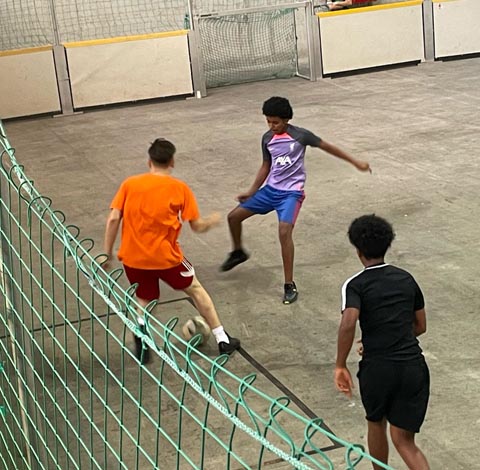 Streetsoccer findet auf kleineren Fussballfeldern mit je vier Spielern pro Team statt. Foto eines früheren Turniers. Foto: zVg
