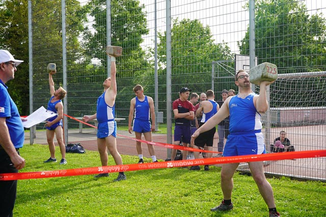 Konzentration pur beim Steinheben