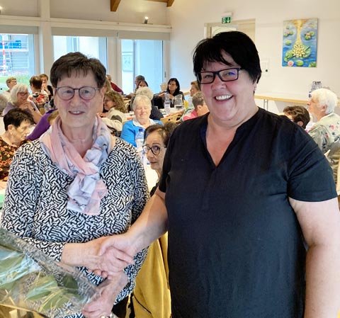 Die Präsidentin Patricia Käser (rechts) gratuliert dem neuen Ehrenmitglied Vera Tschudin zu 50 Jahren Mitgliedschaft. Foto: Nelly Lehmann