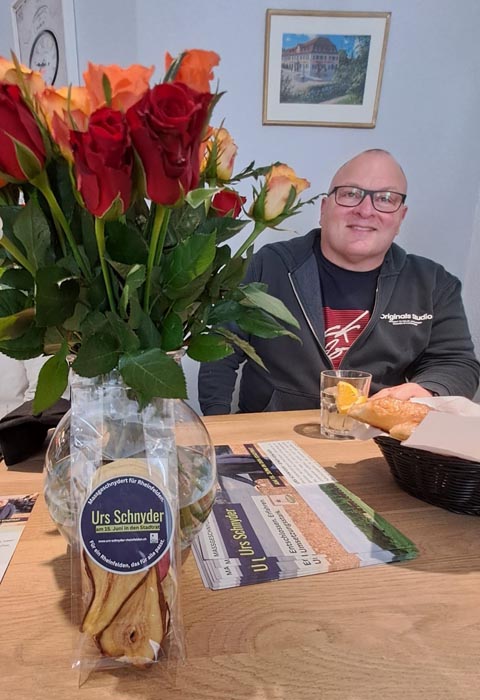 Gespräche bei Kaffee und Gipfeli mit Stadtratskandidat Urs Schnyder. Foto: zVg